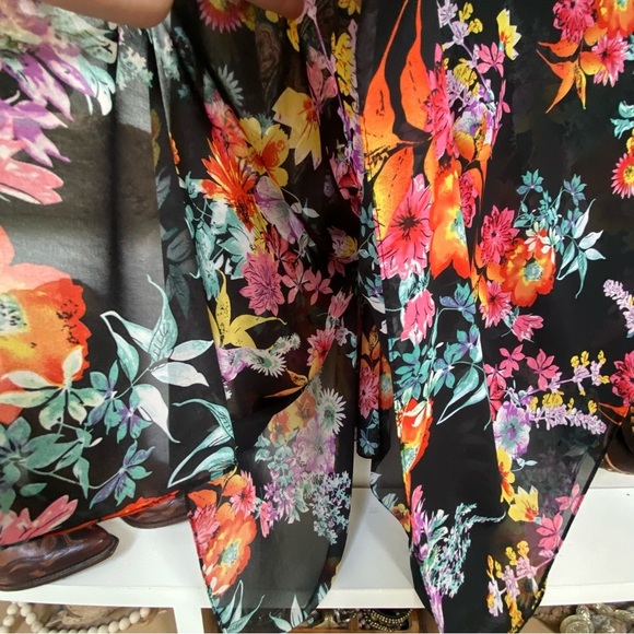 Semi sheer floral boho poncho blouse top w resort vacay beach vibe - Picture 8 of 9